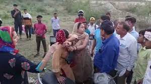 प्रेमिका संग घूमने जा रहा था कॉन्स्टेबल पति, पत्नी ने घरवालों संग किया पीछा