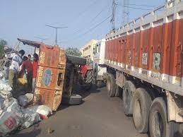 पहले ट्रक और ट्रैक्टर एक दूसरे से भिड़े, तीन वाहन टकराए