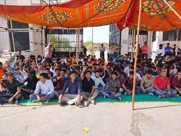 अपनी मांगों को लेकर गेट बंद कर स्टूडेन्ट्स ने जताया रोष; BTU कुलपति का फूंका पुतला