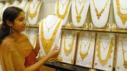 सोने के दाम में आज आई जोरदार गिरावट, चांदी भी हुई सस्ती