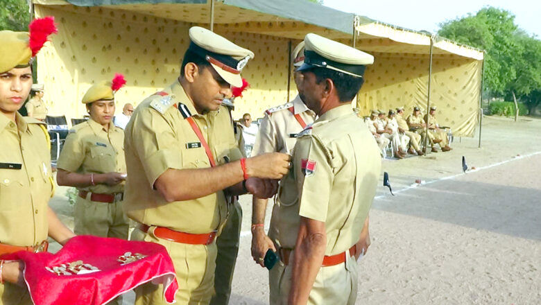 एसपी ने किया उत्तम, अति उत्तम और सर्वाेत्तम सेवा चिह्न से सम्मानित