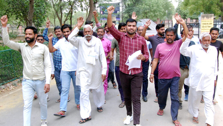 ट्रांसफार्मर व अन्य विद्युत उपकरण स्थापित करने से रोकने की मांग