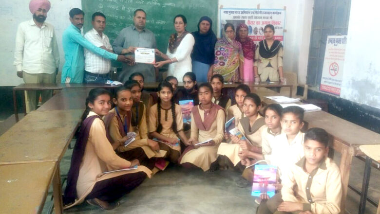 वाद-विवाद प्रतियोगिता में हंसिका प्रथम