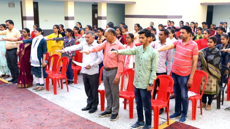 तीन छात्र-छात्राओं को डॉ. अम्बेडकर शिक्षा सम्मान से किया सम्मानित