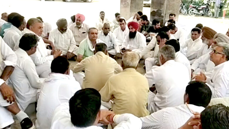 भाखड़ा के किसानों ने किया मुख्य अभियंता का घेराव