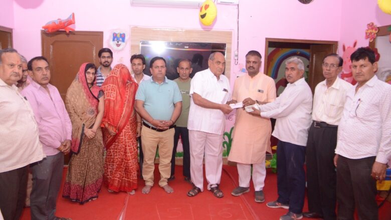 मां की स्मृति में कमरा निर्माण के लिए राशि भेंट