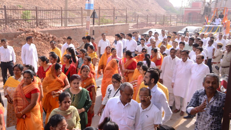 शोभायात्रा के जरिए अहिंसा के मार्ग पर चलने का दिया संदेश