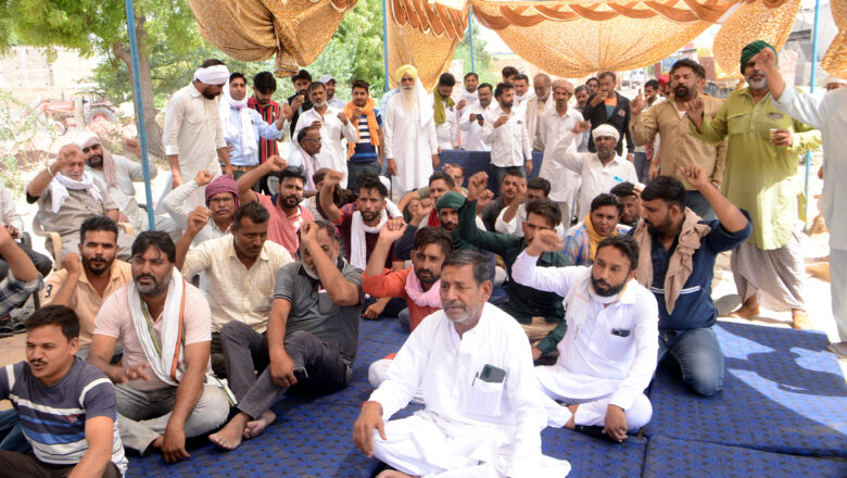 ओवरलोडिंग के खिलाफ धरने पर बैठे ट्रक आॅपरेटर