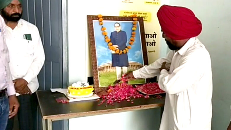 श्रद्धासुमन अर्पित कर काटा केक