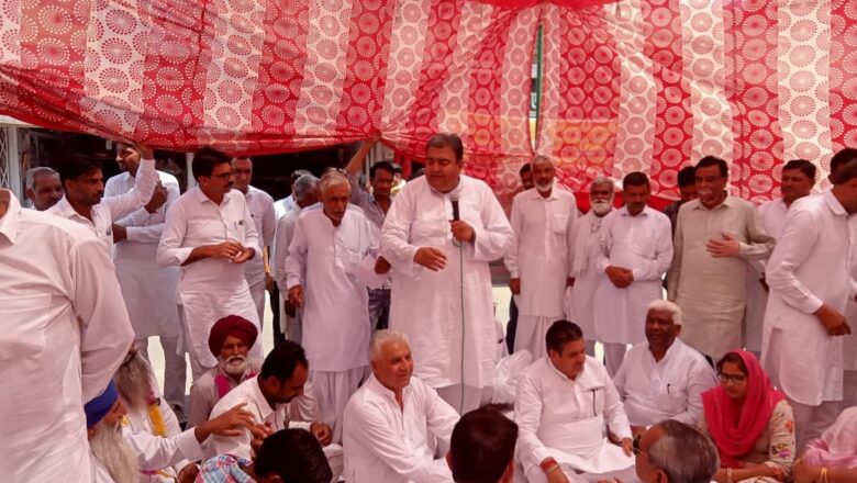 कांग्रेस कार्यकर्ताओं का इन्द्रा चौक पर धरना-प्रदर्शन
