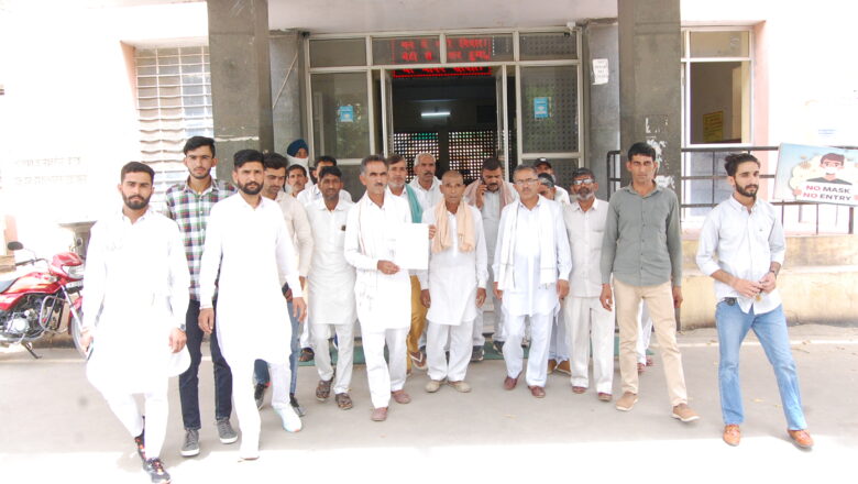 प्रधानाचार्य पर बच्चों व अभिभावकों के साथ दुर्व्यवहार करने का आरोप