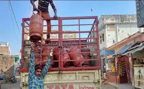 एलपीजी सिलेंडर आज से 250 रुपये महंगा