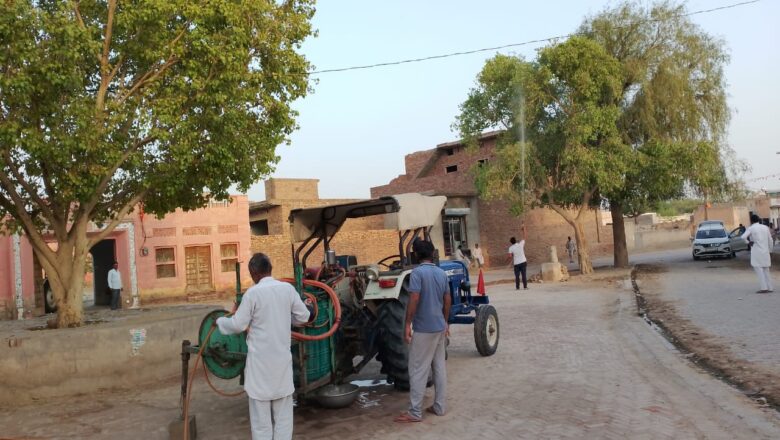 रोग मुक्त करने के लिए पेड़ों पर दवा का छिड़काव