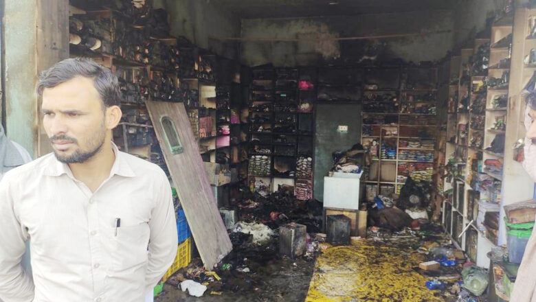 शार्ट सर्किट से विस्फोट, दुकान जल कर खाक
