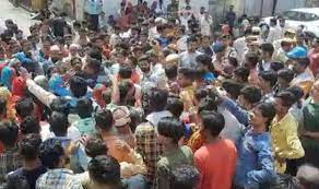 अतिक्रमण तोड़ने पर विरोध:फड़बाजार में अतिक्रमण तोड़ने पहुंचे नगर निगम के दस्ते का जबर्दस्त विरोध, महिलाएं बैठी सड़क पर