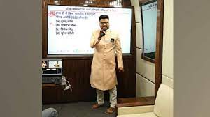 पढ़ाने का ऐसा जुनून, शादी के जोड़े में भी ऑनलाइन क्लास लेता नजर आया अलवर का यह टीचर