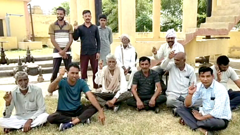 पानी की सप्लाई न होने से नाराज ग्रामीणों ने दिया सांकेतिक धरना