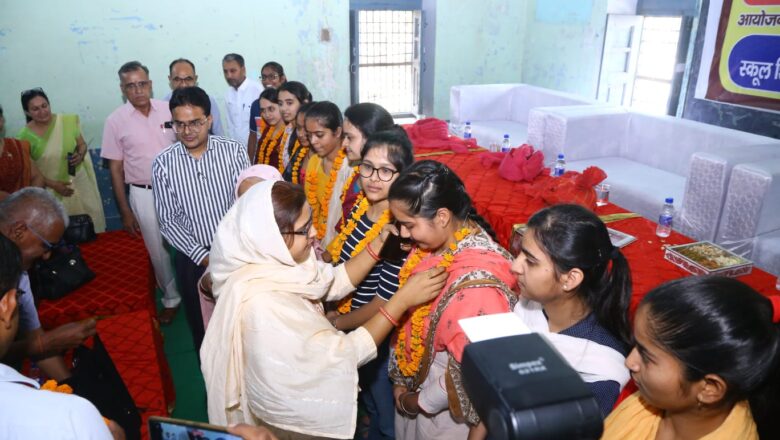 स्कूटी मिली तो खिले चेहरे, सीएम का धन्यवाद ज्ञापित