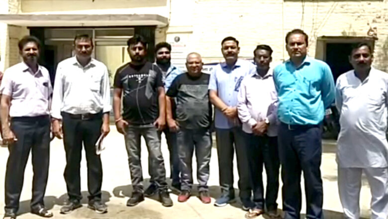 मोबाइल फोन छीनने का प्रयास करते बाइक सवार युवक काबू
