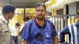 लड़ते-लड़ते पुलिस चौकी में घुसे भाइयों ने दनादन बरसाए लट्ठ