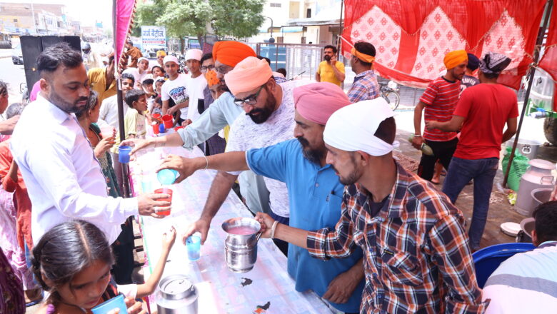 राहगीरों को मीठा पानी पिलाकर गर्मी से दिलाई राहत