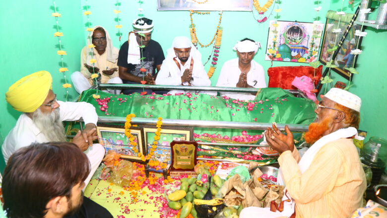 पीर बाबा की दरगाह पर चढ़ाई चद्दर