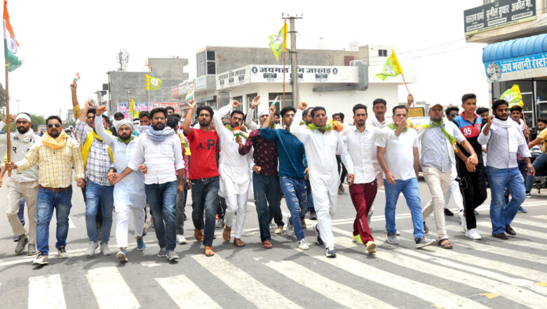 सेना भर्ती की मांग, रैली निकाल कलक्ट्रेट पर किया प्रदर्शन