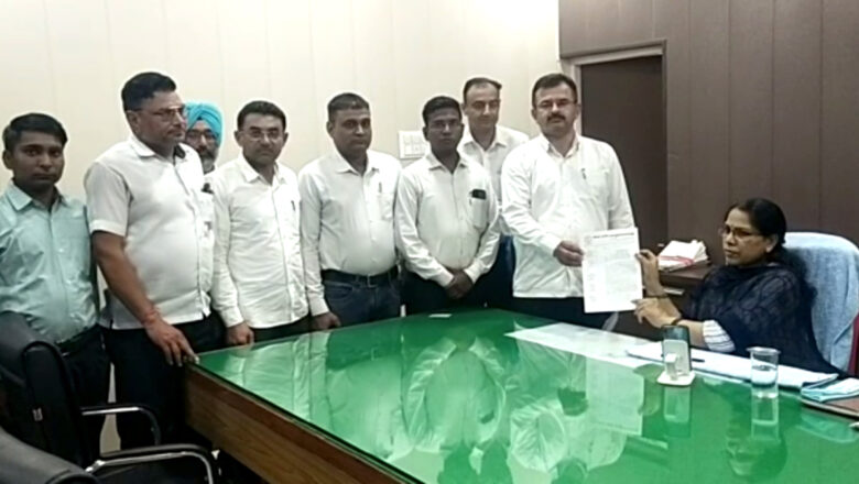 बार संघ सदस्यों ने मुख्यमंत्री के नाम एडीएम को सौंपा ज्ञापन