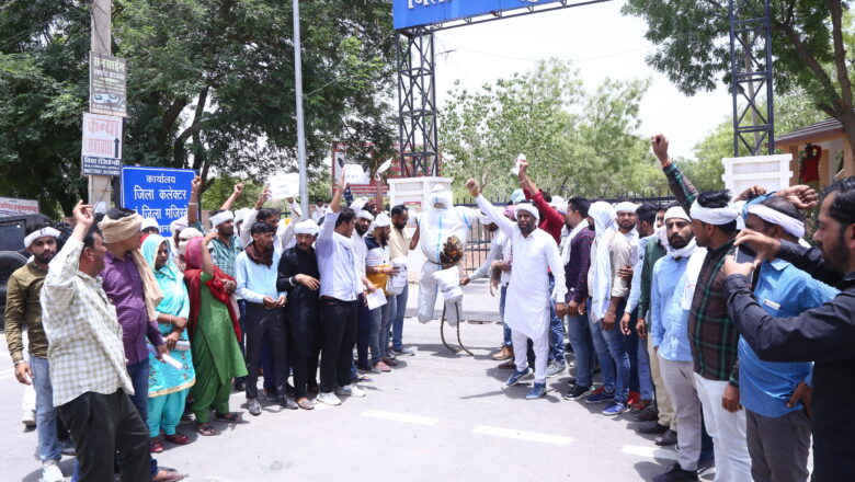 कोविड स्वास्थ्य सहायक ने किया स्वास्थ्य मंत्री का पुतला दहन