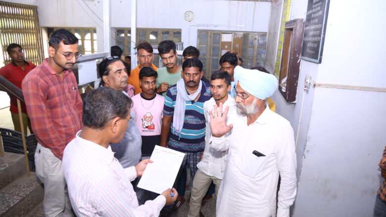अघोषित विद्युत कटौती के खिलाफ एसई कार्यालय पर प्रदर्शन
