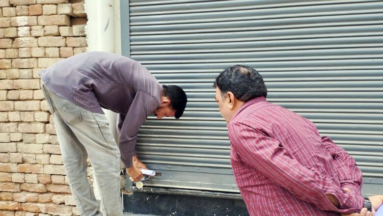 पोस्ट ग्रेजुएट कर रहा था दांतों का इलाज, अस्पताल को जड़ा ताला
