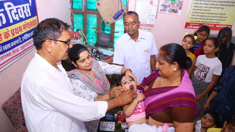 एनिमिया मुक्ति के लिए बच्चों को पिलाई सिरप