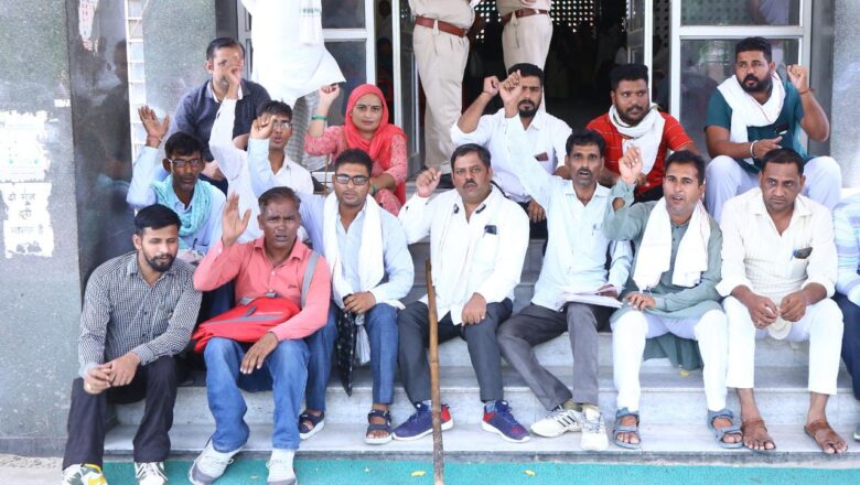घोटालेबाज अधिकारियों-कर्मचारियों के खिलाफ कार्रवाई की मांग