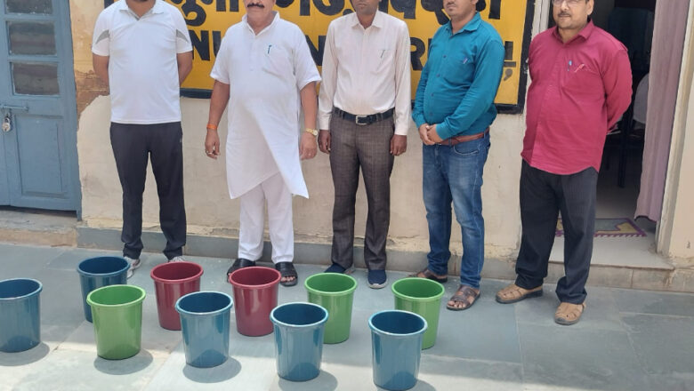रेलवे स्टेशन परिसर के लिए उपलब्ध करवाए डस्टबीन