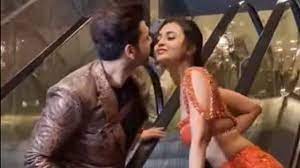 Karan Kundrra Tejasswi Prakash ने चलती Elevator पर किया एक दूसरे को किस