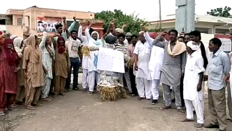 जिला परिषद कार्यालय में जलाया सरपंच का पुतला