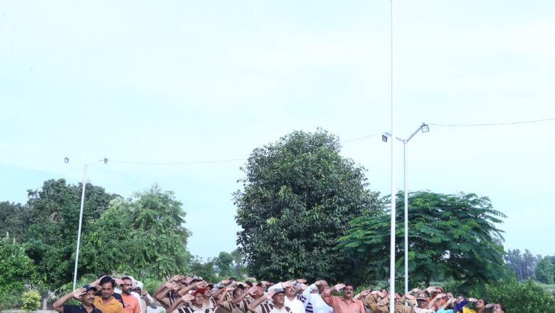 पूज्य गुरुजी के आह्वान पर साध-संगत ने घर-घर तिरंगा फहरा किया सैल्यूट
