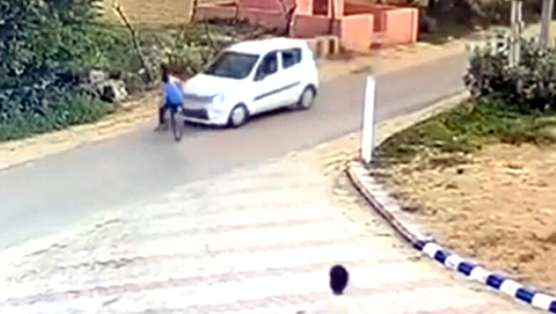 कार की टक्कर के बाद हवा में उछले साइकिल सवार दो भाई