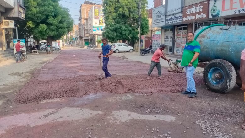 पी ब्लॉक के वार्ड 38 में सड़क निर्माण में अनियमितताएं, लोगों ने काम रुकवाया