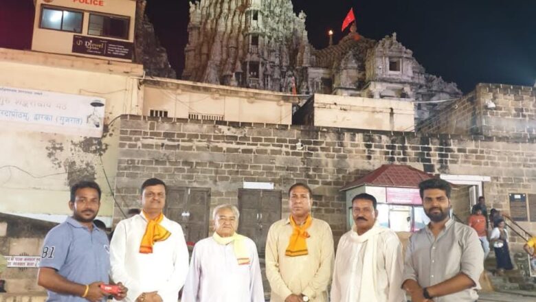 विधायक जांगिड़ ने द्वारका मंदिर में टेका मत्था