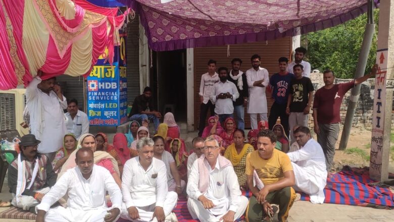 ठेके के विरोध में धरना, ठेकेदार पर गाड़ी से टक्कर मारने का आरोप