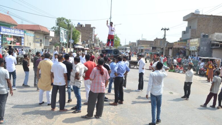 शराब ठेके का विरोध तेज, लोगों ने एसएसबी रोड पर लगाया जाम
