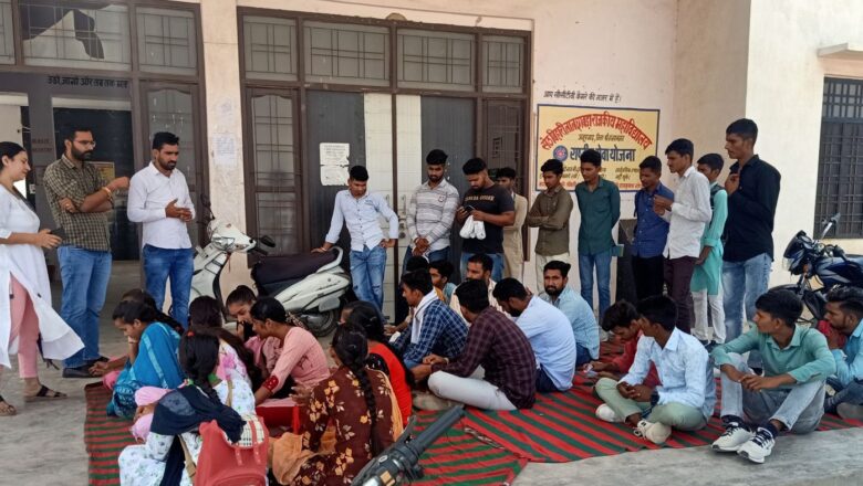 प्राचार्य से मिला शिष्टमंडल, धरना समाप्त