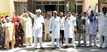 कब्जा हटवाने व सरपंच पुत्र के खिलाफ कार्रवाई करने की मांग