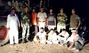 वन विभाग का काम कर रहे BSF जवान:अवैध रूप से हो रही पेड़ों की कटाई, जवानों ने पकड़कर विभाग के हवाले किया