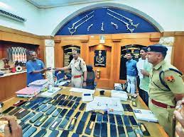 1 साल में गुम हुए 100 माेबाइल पुलिस ने खाेजे, सभी की कीमत 35 लाख, इनमें 6 आई फाेन भी