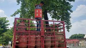  इस बार त्योहारों में 300 रुपये कम में घर लाएं एलपीजी सिलेंडर
