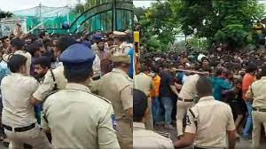 IND vs AUS मैच का टिकट लेने पहुंचे फैंस पर पुलिस ने किया लाठी चार्ज, हैदराबाद में मचा कोहराम