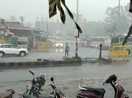 तेज हवाओं के साथ बारिश के आसार
