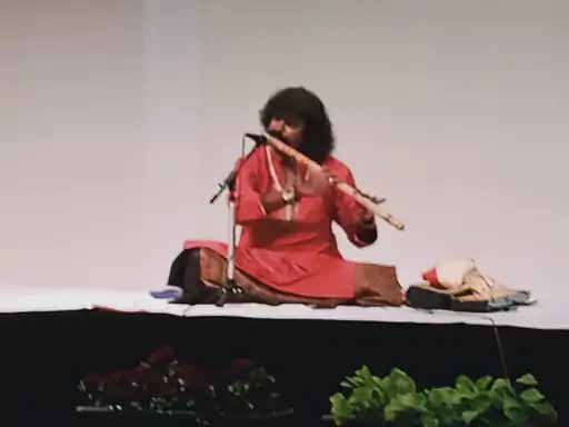 बांसुरी के दीवाने हैं युवा:बांसुरी वादक प्रवीण गोडखिंडी ने चिड़ियों के चहचहाने, कोयल की कूक को बांसुरी से किया जीवंत